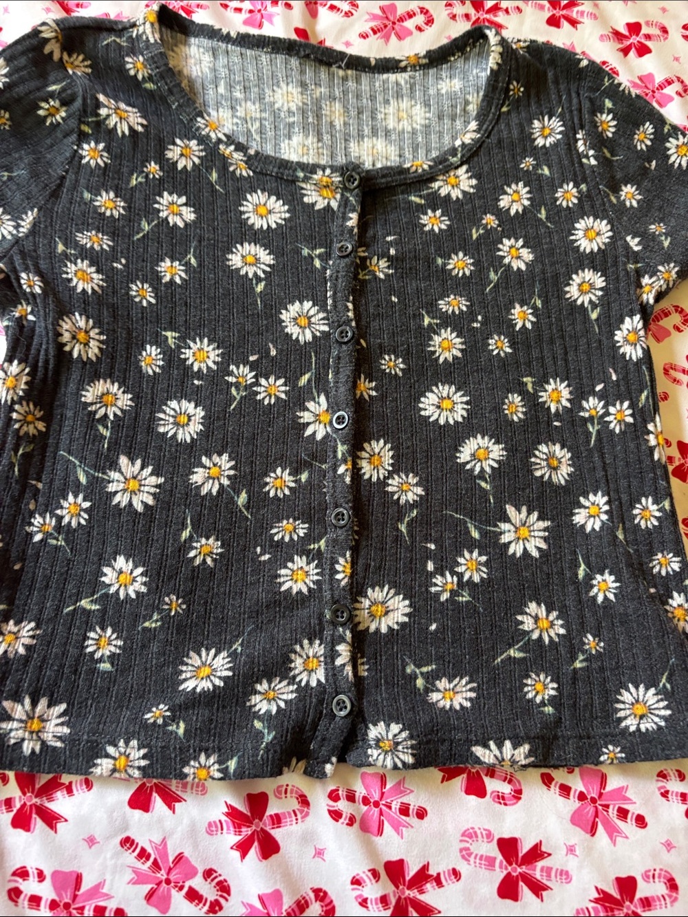 Black Ribbed Daisy Button-Front Crop Top - Picture 2 of 5